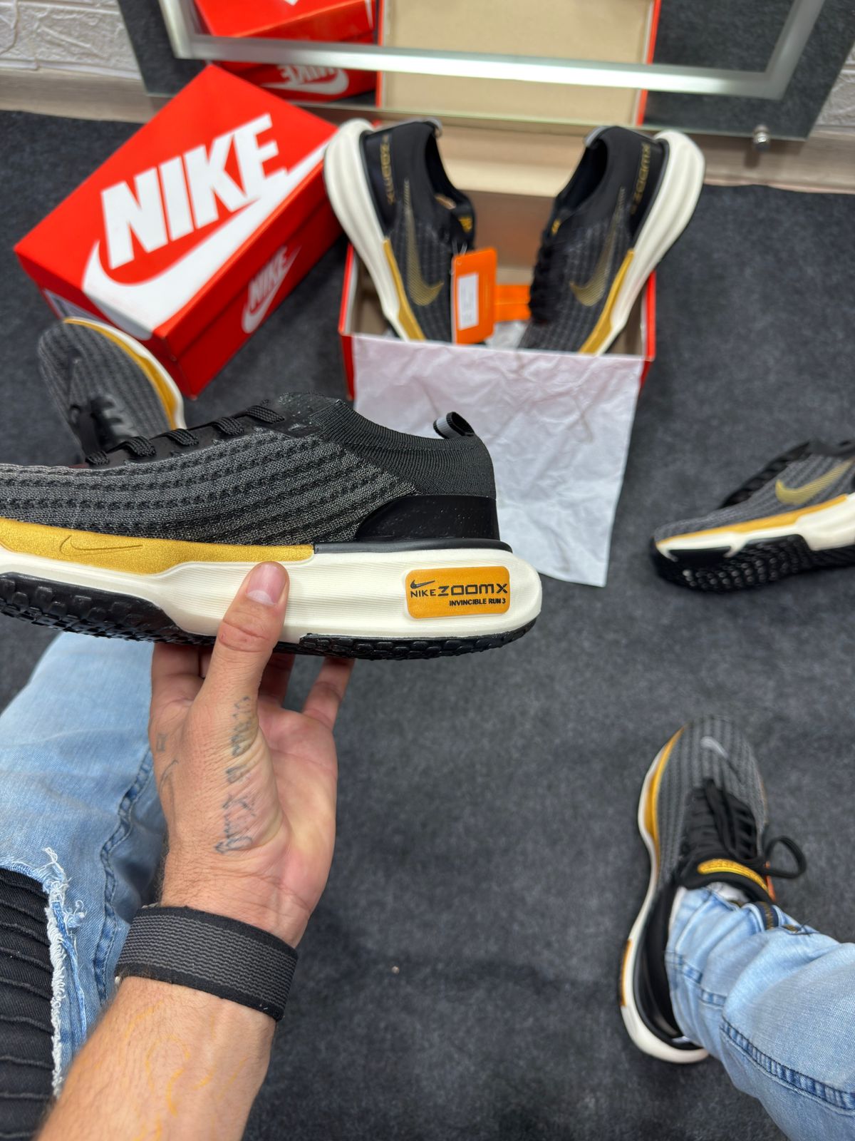 Nike Air Zoom X Invincible Run 3 Preto e Dourado