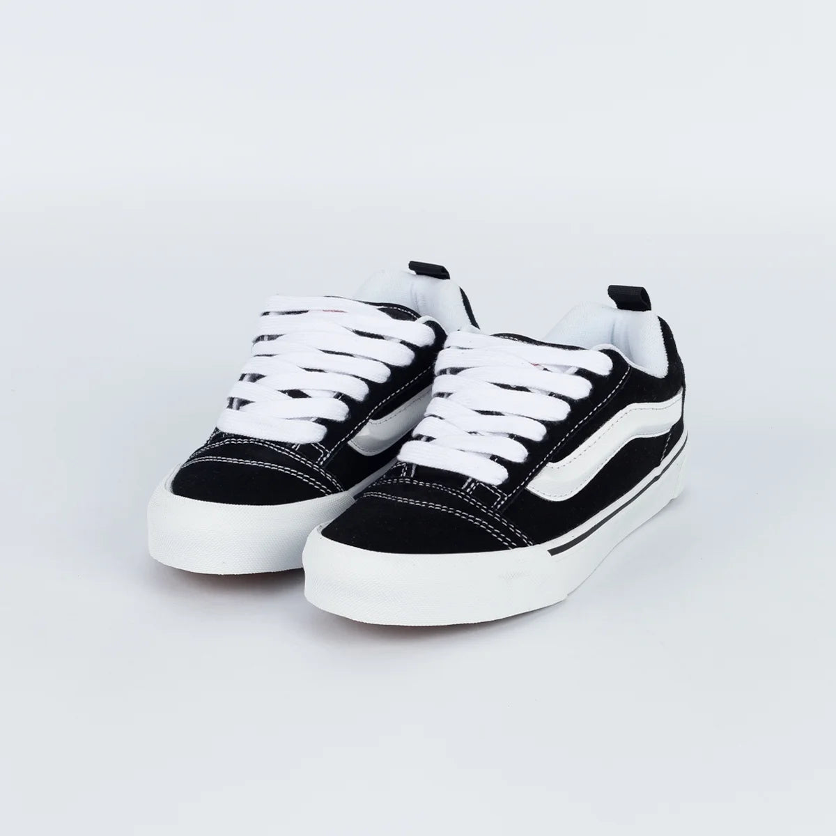 VNS Knu Skool — Preto e Branco