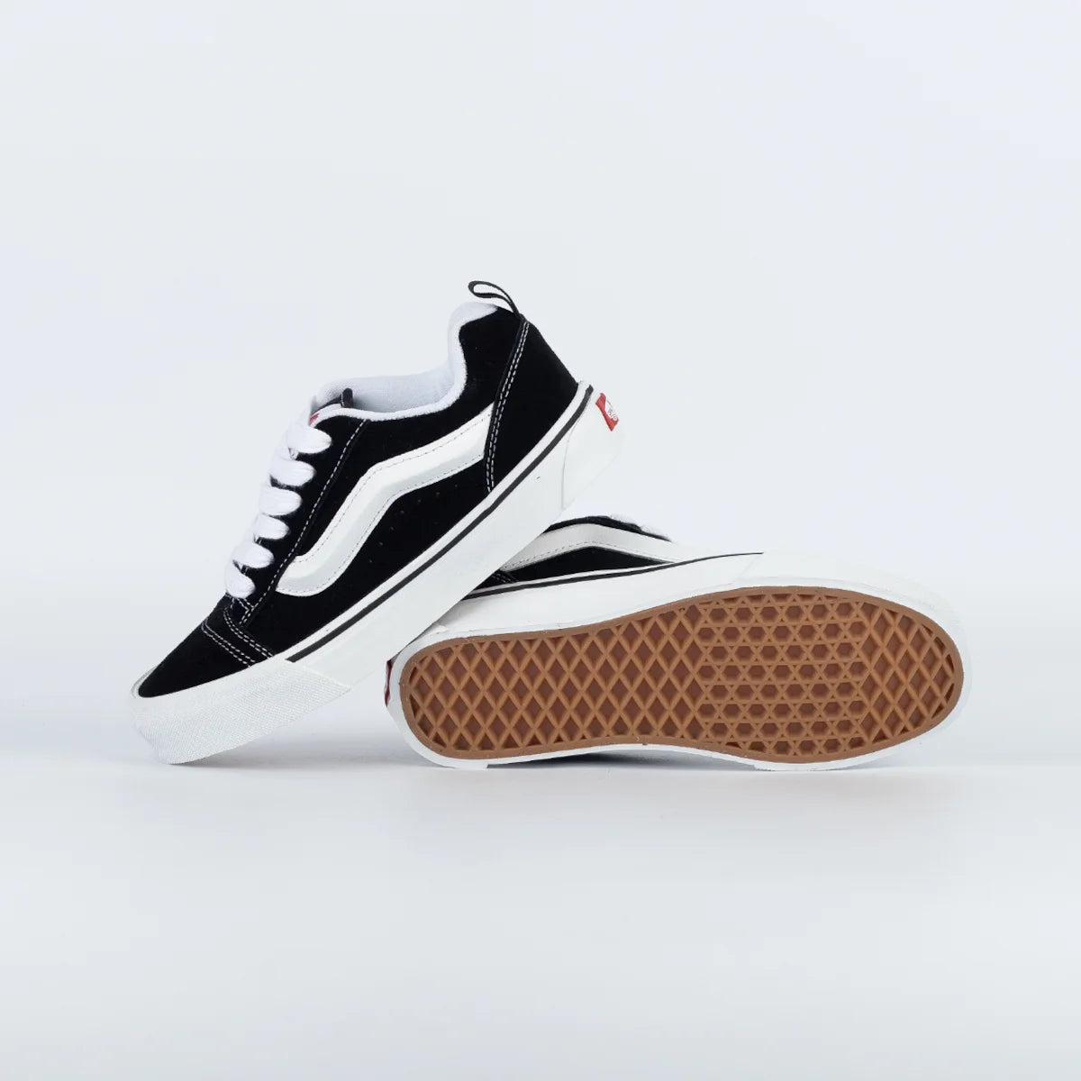VNS Knu Skool — Preto e Branco