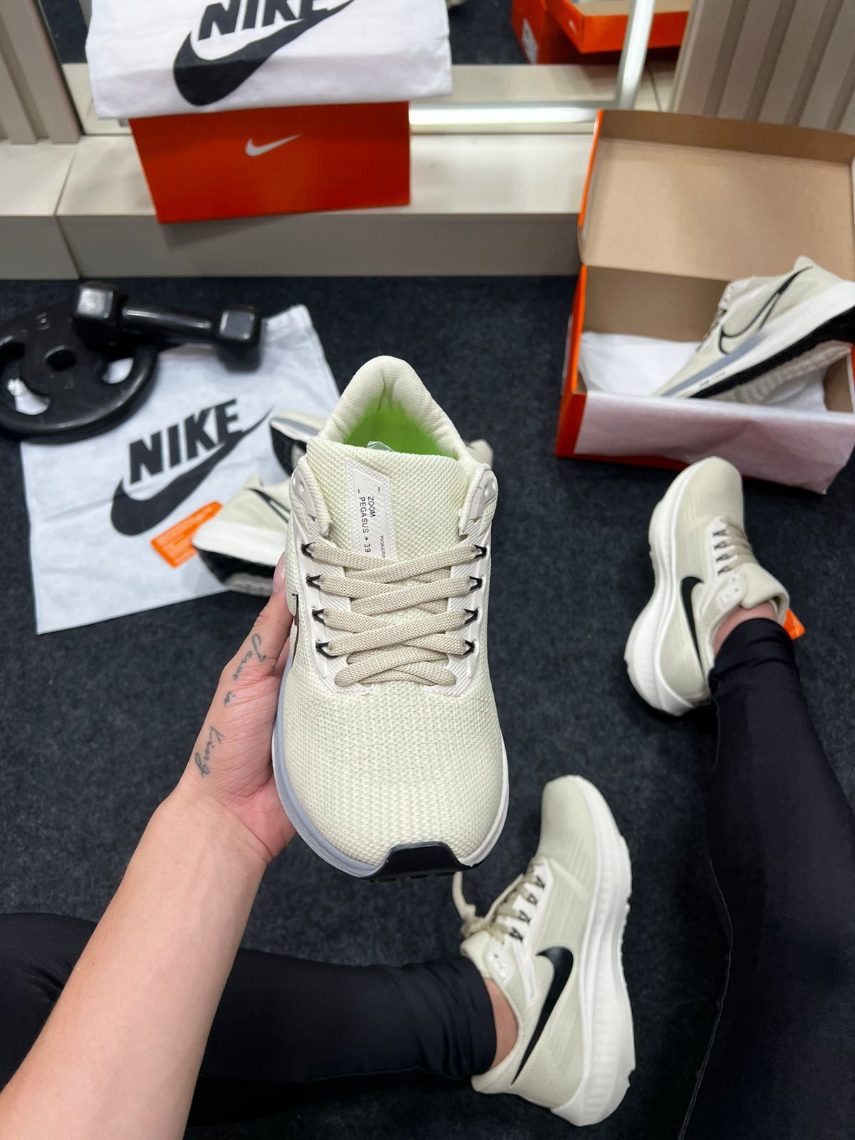 Nike Air Zoom Pegasus 39 Bege e Preto