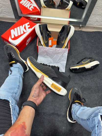 Nike Air Zoom X Invincible Run 3 Preto e Dourado