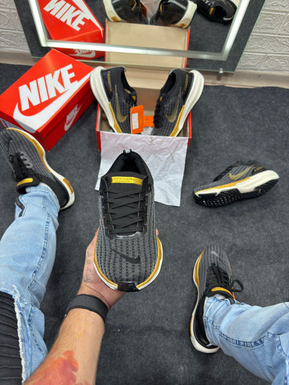 Nike Air Zoom X Invincible Run 3 Preto e Dourado