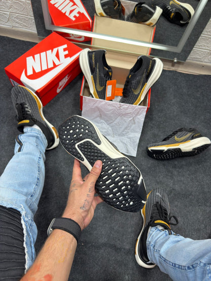 Nike Air Zoom X Invincible Run 3 Preto e Dourado