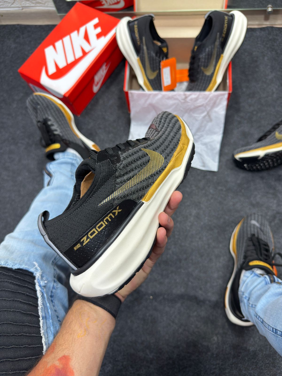 Nike Air Zoom X Invincible Run 3 Preto e Dourado