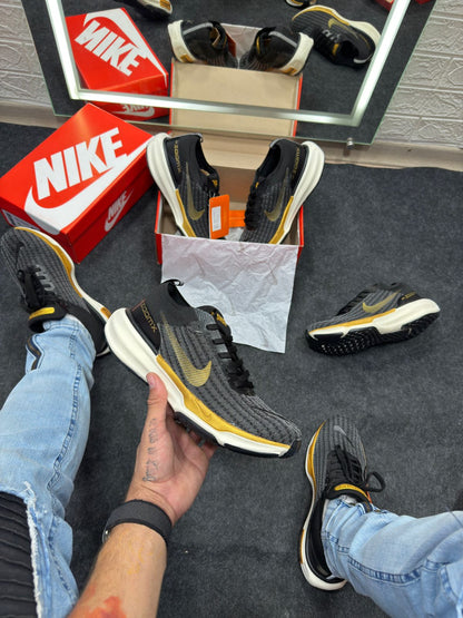 Nike Air Zoom X Invincible Run 3 Preto e Dourado