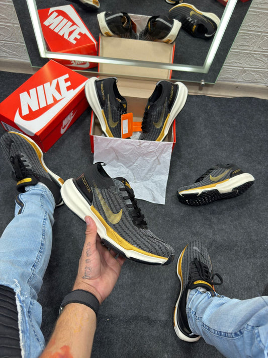 Nike Air Zoom X Invincible Run 3 Preto e Dourado