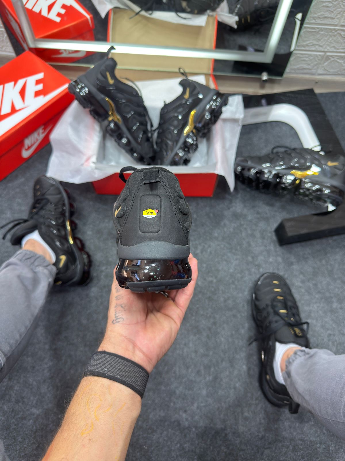 Nike Vapor Max Plus Preto e Dourado Atacado