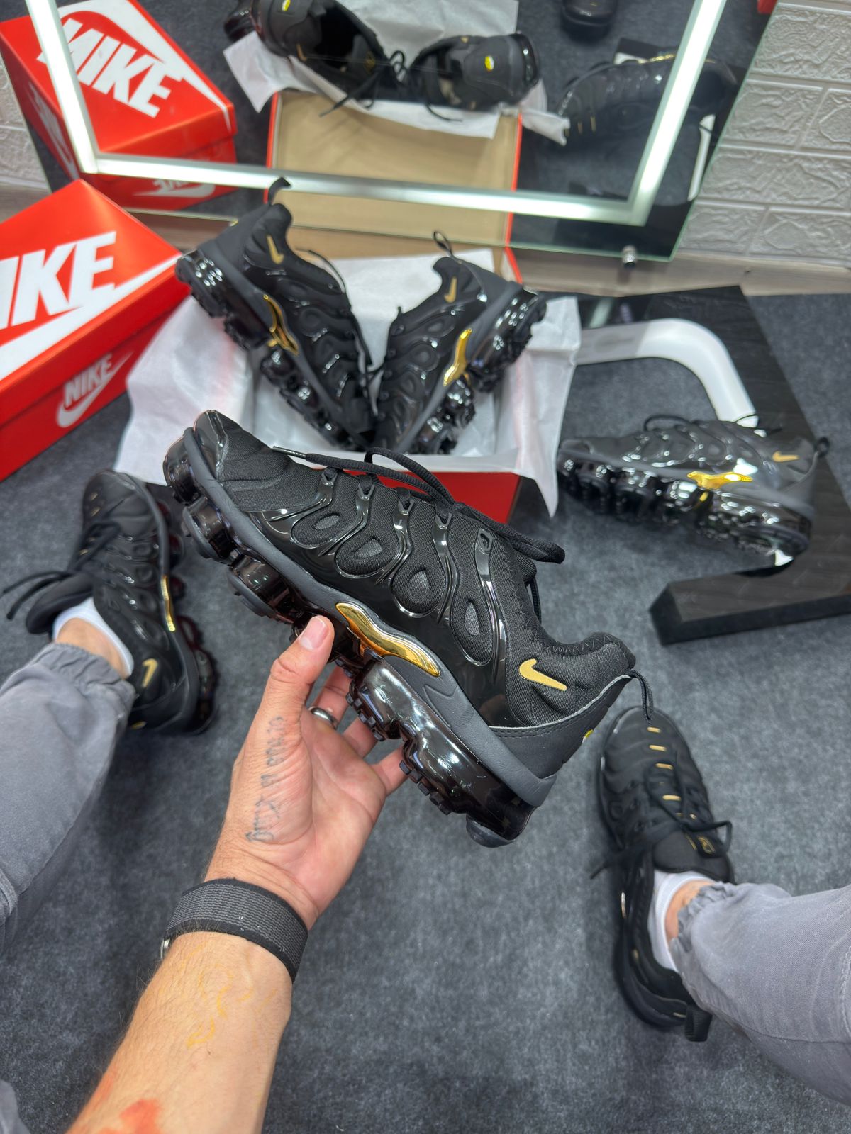 Nike Vapor Max Plus Preto e Dourado Atacado