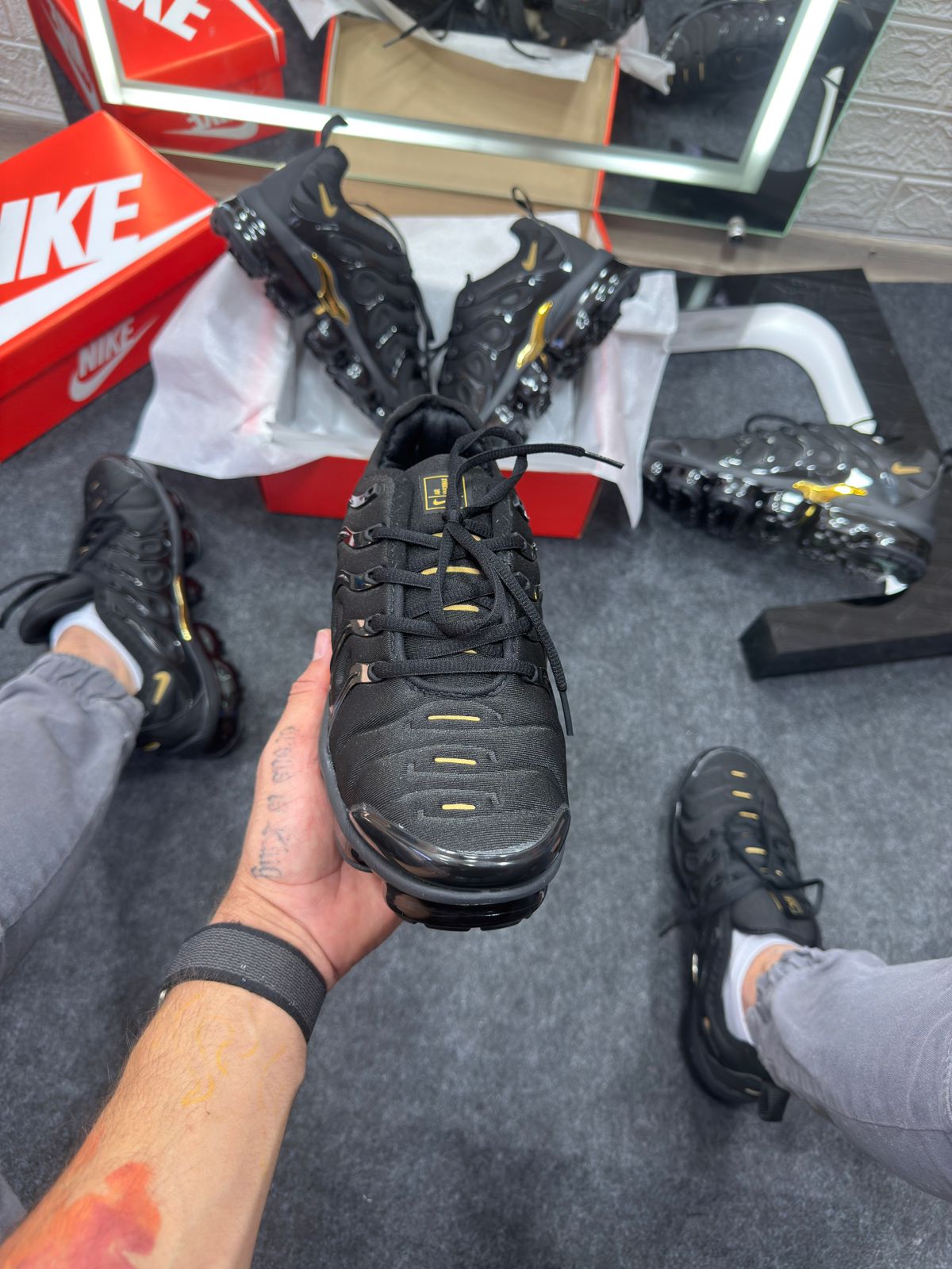 Nike Vapor Max Plus Preto e Dourado Atacado