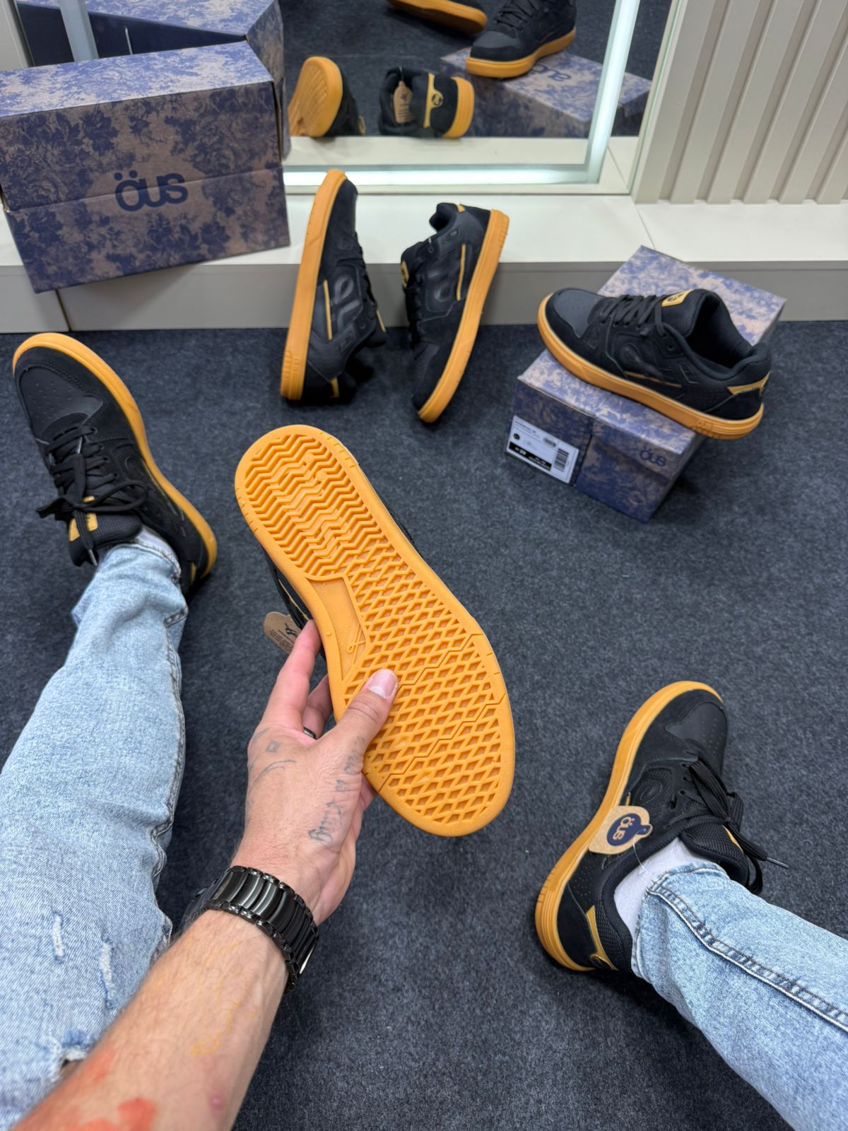 Tênis OUS Essencial Premium Preto e Dourado