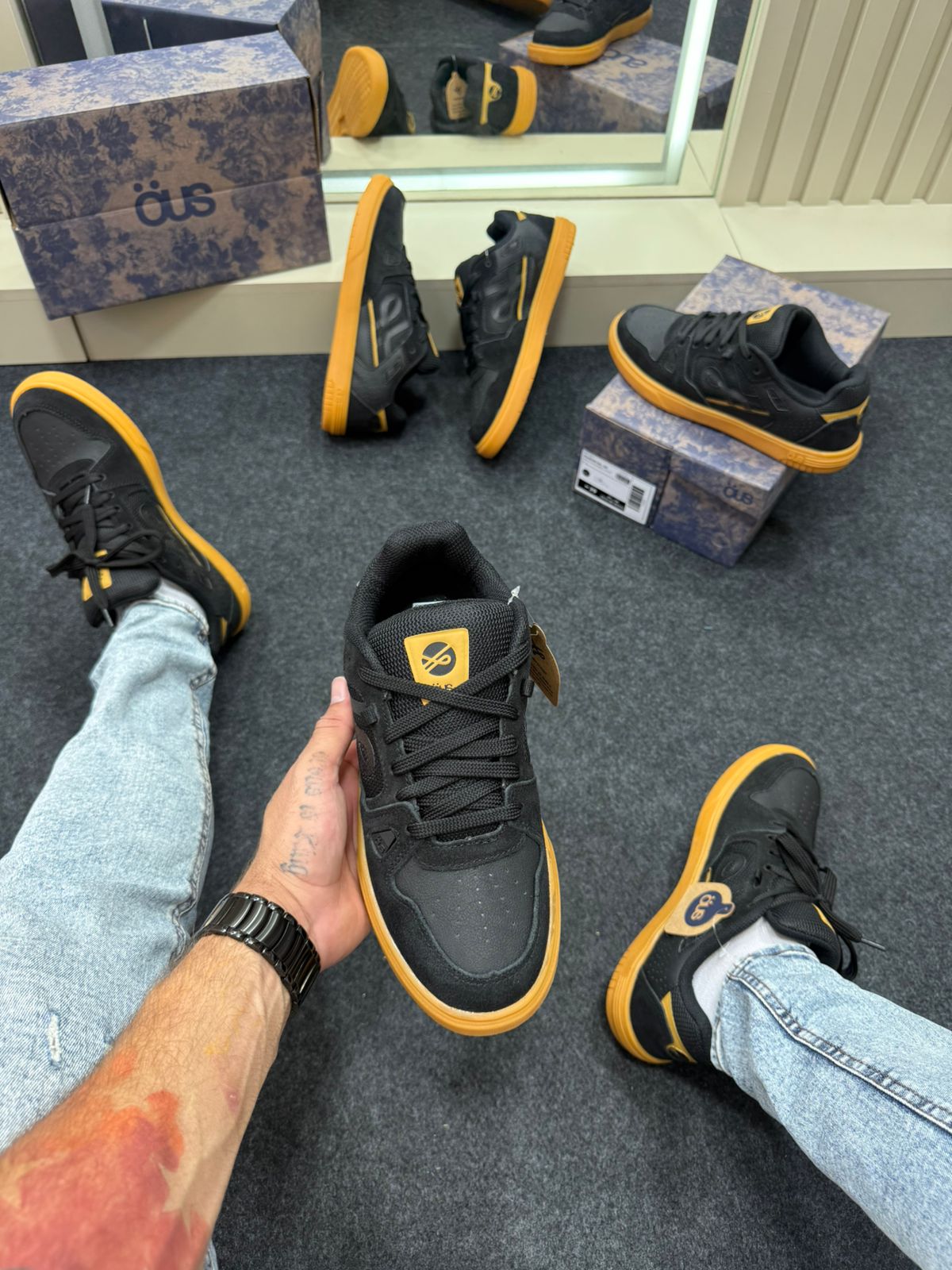 Tênis OUS Essencial Premium Preto e Dourado