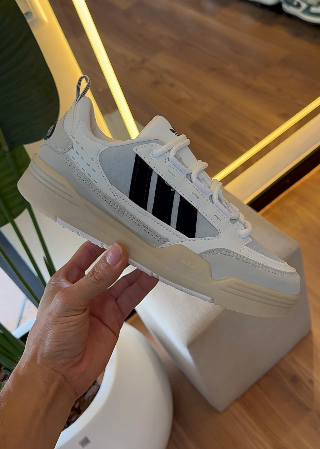 Adi2000 — Branco, Cinza e Off-White