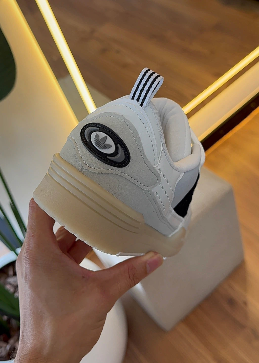 Adi2000 — Branco, Cinza e Off-White