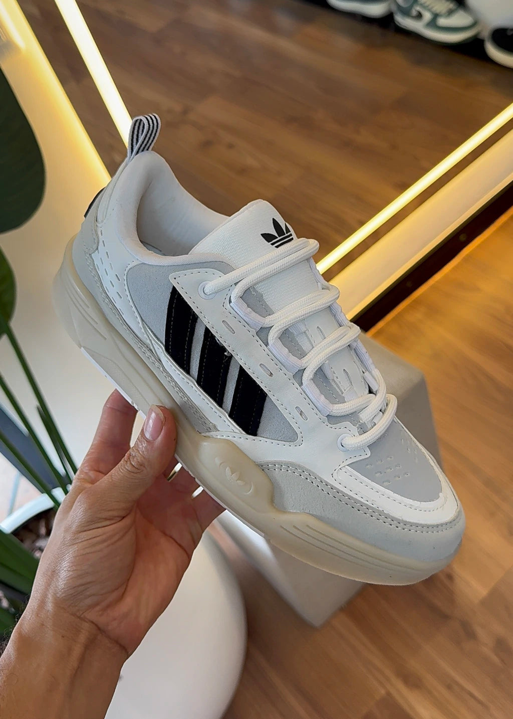 Adi2000 — Branco, Cinza e Off-White