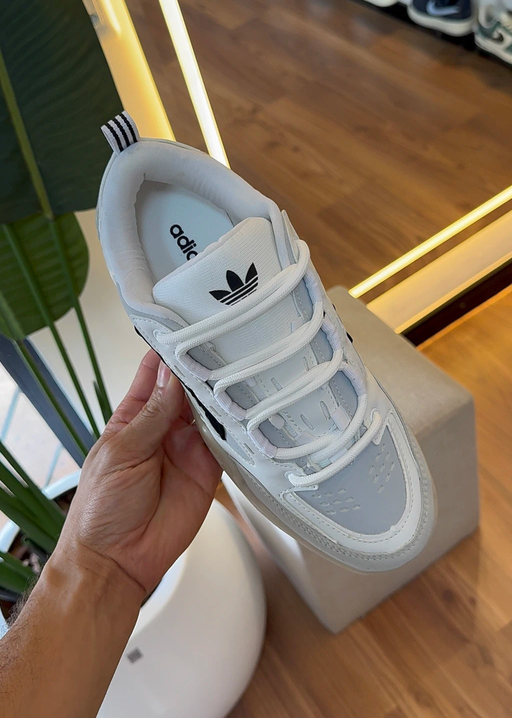 Adi2000 — Branco, Cinza e Off-White