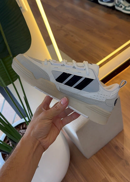 Adi2000 — Branco, Cinza e Off-White