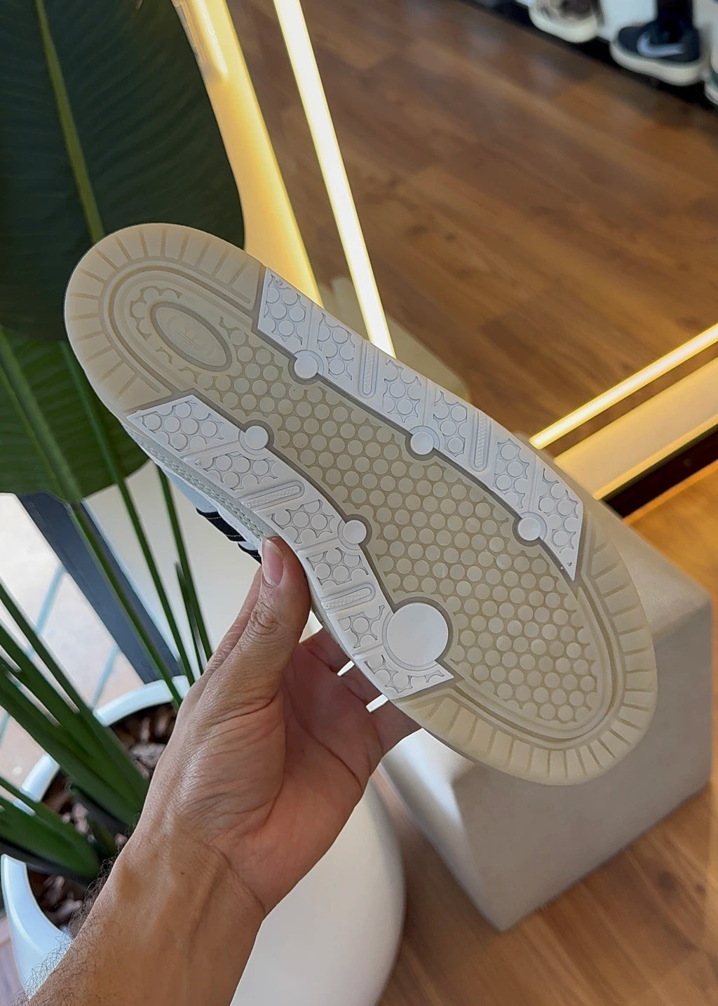 Adi2000 — Branco, Cinza e Off-White
