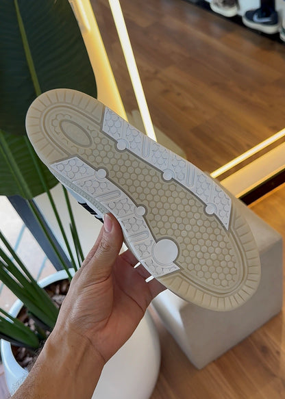 Adi2000 — Branco, Cinza e Off-White