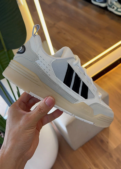 Adi2000 — Branco, Cinza e Off-White