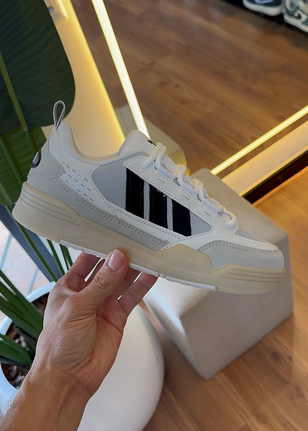 Adi2000 — Branco, Cinza e Off-White